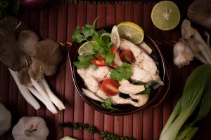 Vietnamilaiset kanaruoat: Aito maku helposti kotona Top view of noodles served with mushrooms and green onions on the side.