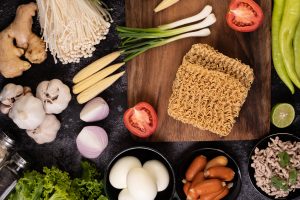 Gluteenittomat pikanuudelit: Nauti mukavuudesta ilman kompromisseja Noodles arranged with fresh ingredients around them, highlighting key components.