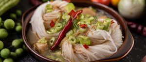 Vietnamilaiset kanaruoat: Aito maku helposti kotona Spicy noodle soup with green onions and chili, highlighting bold flavours.